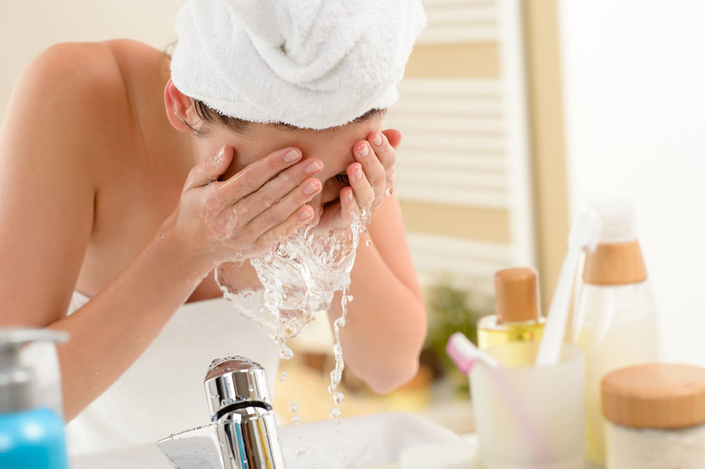 酵素洗顔で顔を洗う女性